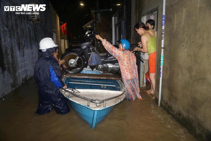Lực lượng chức năng đã túc trực xuyên đêm, hỗ trợ người dân di dời tài sản, đảm bảo an toàn khu dân cư. (Ảnh: NĐ)
