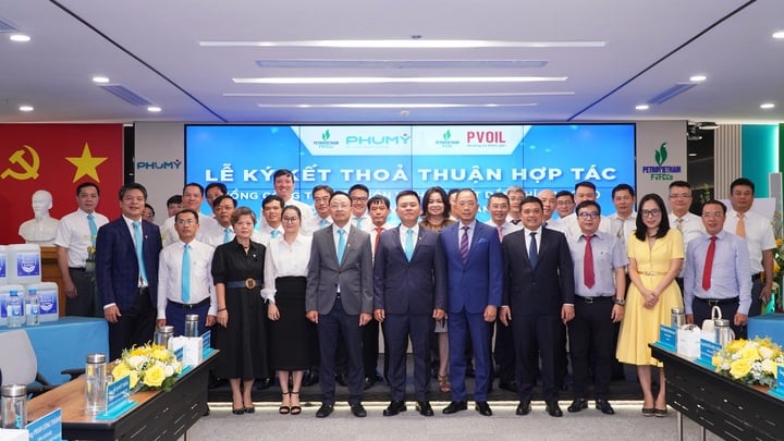 PVFCCo - Phú Mỹ và PVOIL ký kết thỏa thuận hợp tác trong lĩnh vực dịch vụ, thương mại và hóa chất.