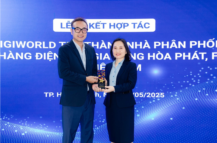 Bà Nguyễn Thị Thảo Nguyên - Phó Tổng Giám đốc Tập đoàn Hòa Phát, Tổng Giám đốc TCT Điện máy Gia dụng Hòa Phát trao chứng nhận Nhà phân phối chính thức cho ông Đoàn Hồng Việt - Chủ tịch HĐQT Digiworld.