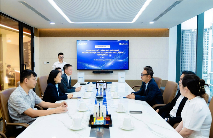 Đại diện Điện máy gia dụng Hòa Phát và Digiworld tại buổi ký kết.