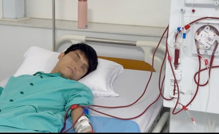 Hoàng chạy thận chu kỳ tại bệnh viện. (Ảnh: NVCC)