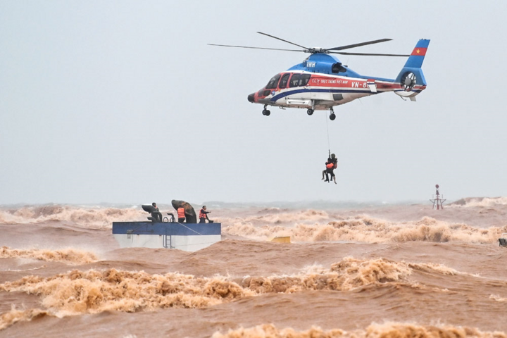 Trực thăng của Binh đoàn 18 bay cứu nạn thuyền viên trên tàu bị mắc cạn trong điều kiện thời tiết xấu ở biển Cửa Việt (Quảng Trị) năm 2020. (Ảnh: Báo Quân đội Nhân dân)