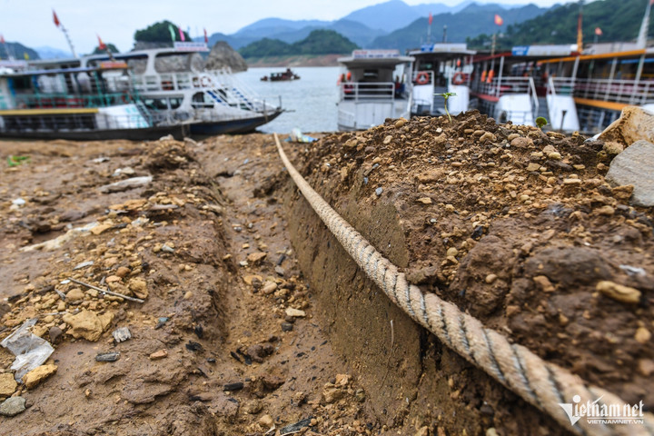 Cảnh sống xáo trộn khi mực nước hồ Hòa Bình tụt 40m - 2