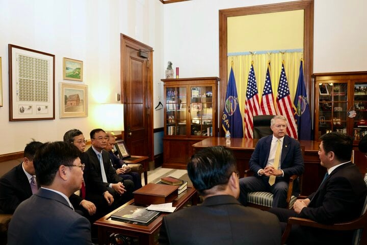 Bộ trưởng Nguyễn Hồng Diên làm việc với Thượng nghị sĩ Roger Marshall.