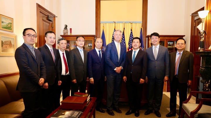 Hai bên chụp ảnh lưu niệm.