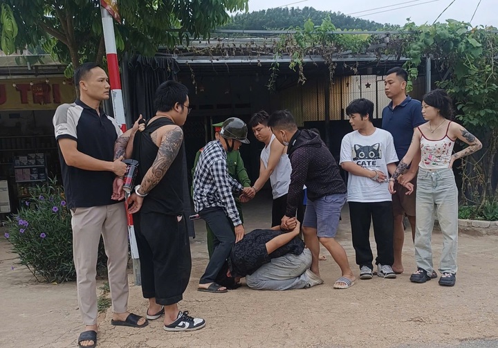 4 người Trung Quốc xịt hơi cay, cướp ô tô trên ...