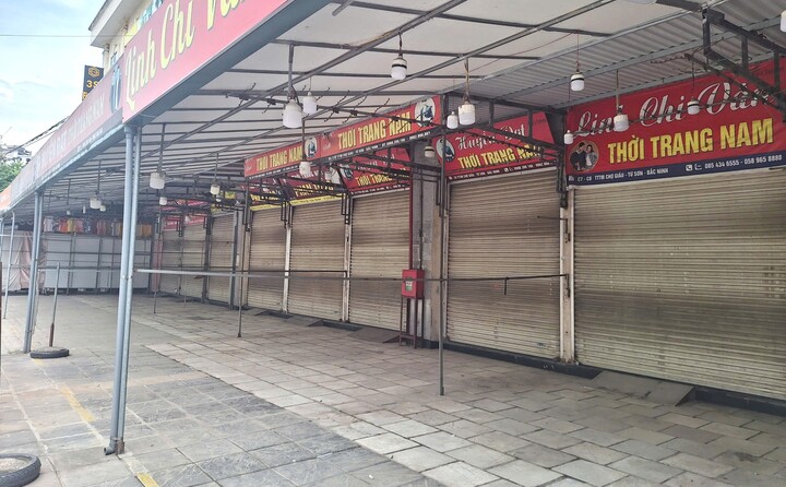 Vì sao hàng loạt cửa hàng, ki-ốt ở 2 chợ Bắc Ninh đóng cửa?