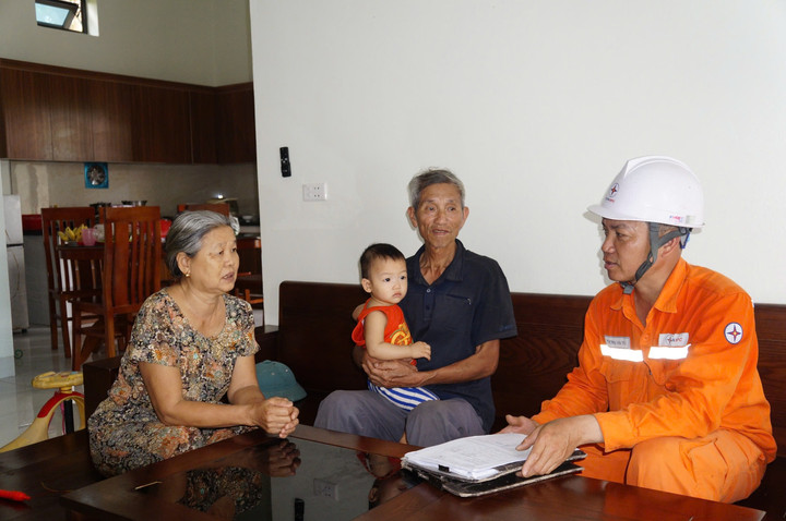 Công nhân Điện lực trực thuộc PC Thanh Hóa hướng dẫn khách hàng sử dụng điện an toàn, tiết kiệm và hiệu quả năm 2025.