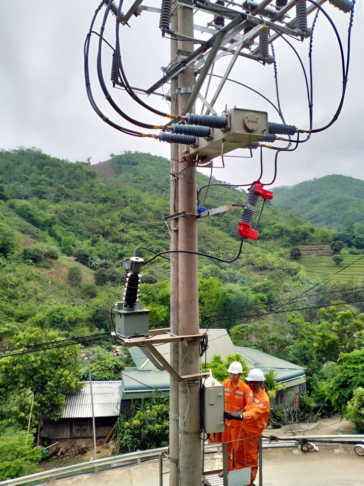 Công nhân Quản lý vận hành PC Thanh Hóa thao tác đóng điện công trình.