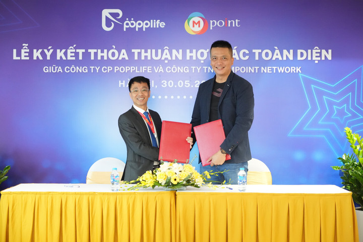 Đại diện Popplife và Mpoint ký kết hợp tác.
