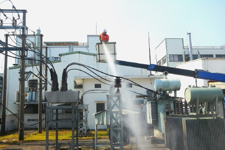 Rửa sứ TBA Phú Lâm, quận Dương Kinh, TP Hải Phòng.