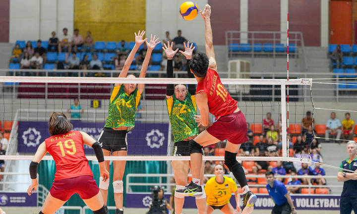 Đội tuyển Việt Nam vượt trội hoàn toàn.