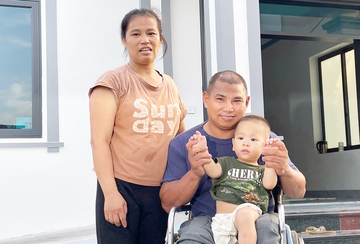 Cặp vợ chồng khuyết tật quyết "săn con", bé trai chào đời cả nhà cùng khóc