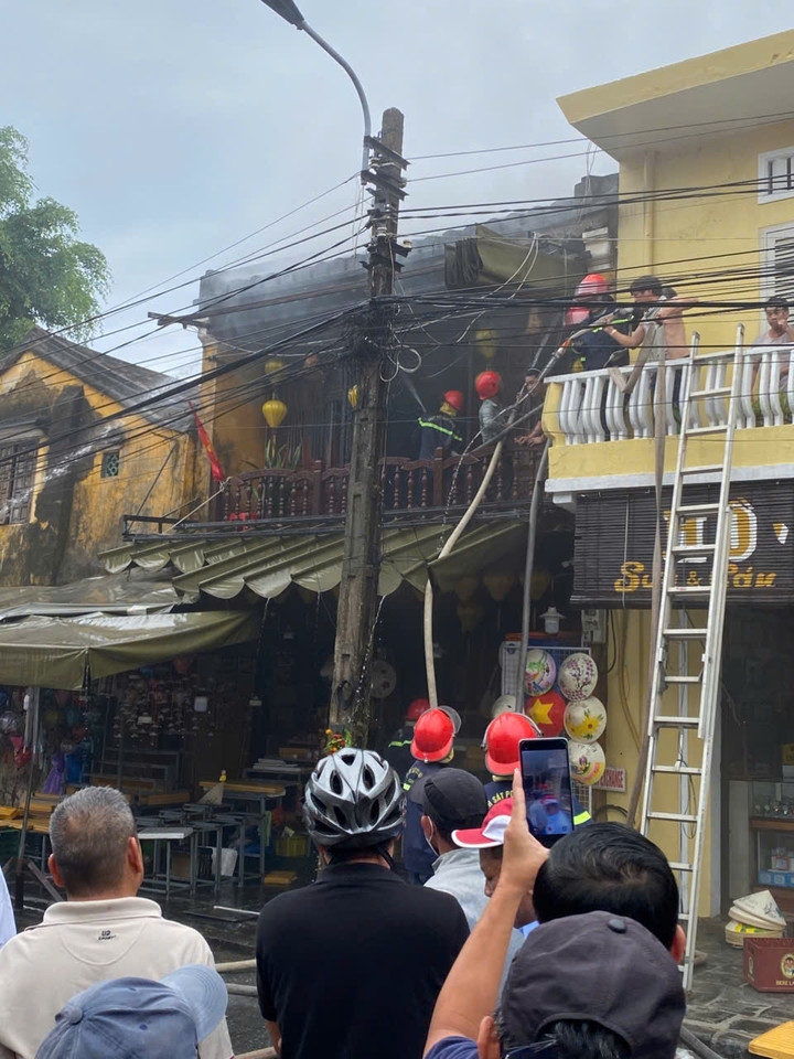 Cửa hàng lưu niệm ở Hội An bốc cháy giữa trưa. (Ảnh: H.A)