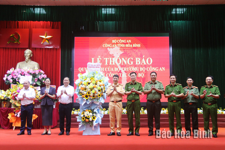 Lãnh đạo Tỉnh uỷ, HĐND, UBND tỉnh Hòa Bình tặng hoa chúc mừng Đại tá Đỗ Thanh Bình được giao nhiệm vụ mới. (Ảnh: Báo Hòa Bình)