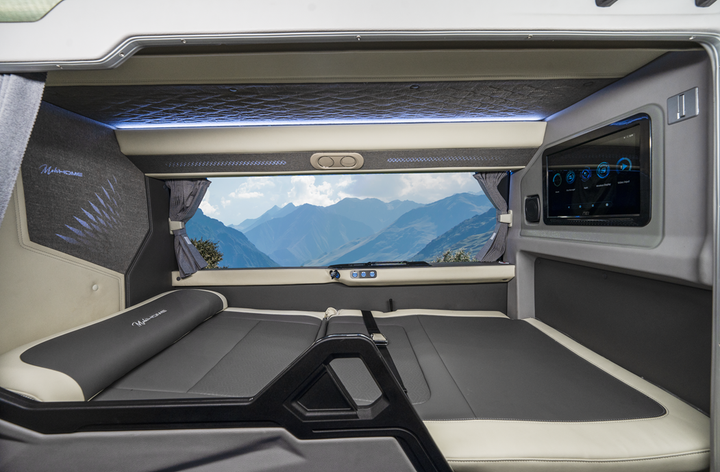 Giường nằm cao cấp, trang bị nhiều tiện ích.