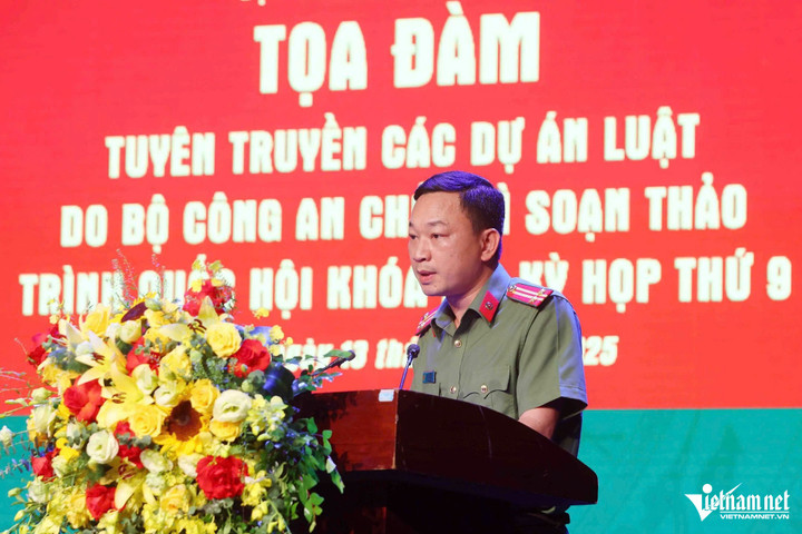 Trung tá Đào Anh Tới - Phó Cục trưởng Cục Pháp chế và Cải cách hành chính, tư pháp - phát biểu tại tọa đàm. (Ảnh: Đình Hiếu)