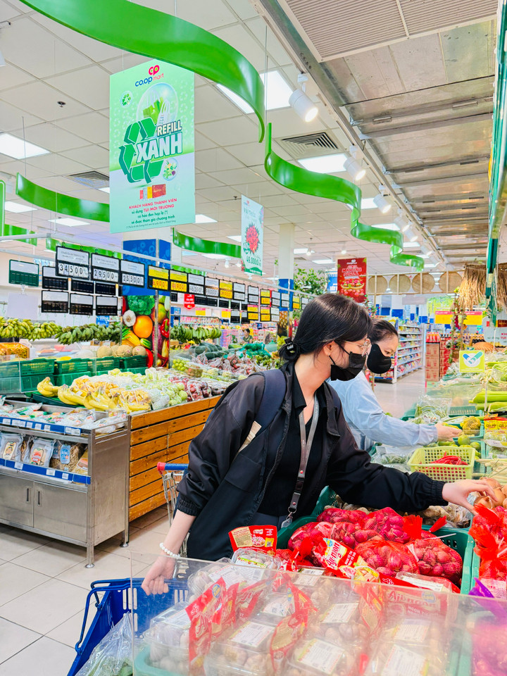 Khách hàng mua sắm tại Co.opmart.