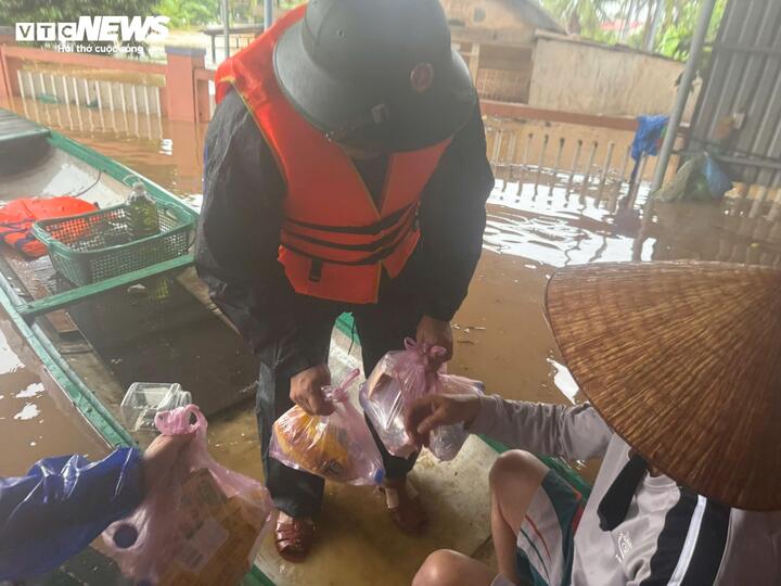 Người dân vui mừng nhận nhu yếu phẩm tiếp tế từ lực lượng Bộ đội Biên phòng.