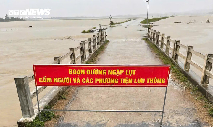 Đợt mưa lũ vừa qua gây ngập lụt nhiều nơi ở miền Trung là hiếm gặp trong tháng 6 - tháng mùa khô. (Ảnh: Nguyễn Vương)