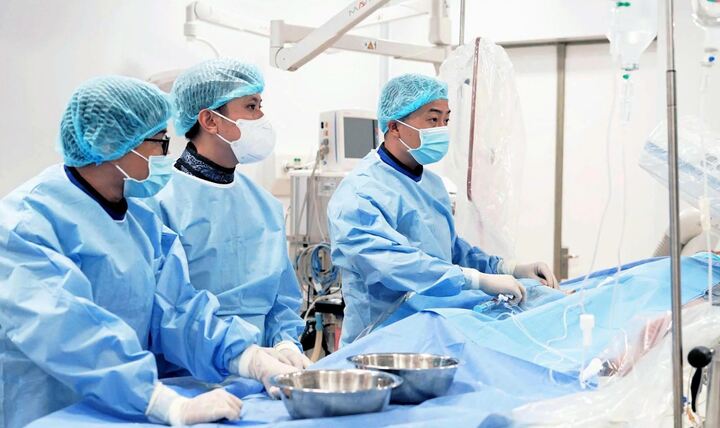 Ê kip bác sĩ thực hiện tái thông dòng chảy mạch vành, đặt stent cấp cho bệnh nhân O.P. (Ảnh: BVCC)