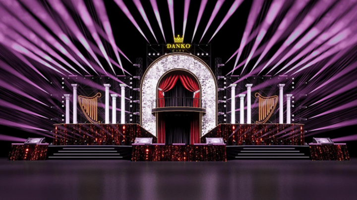 Sân khấu hoàng tráng tái hiện không gian của nhà hát châu Âu cổ điển.