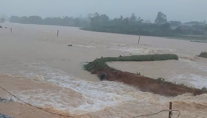 Đoạn thành đập Dạ Lam (huyện Lệ Thủy, tỉnh Quảng Bình) bị vỡ, nước tràn về hạ du. (Ảnh: CTV)
