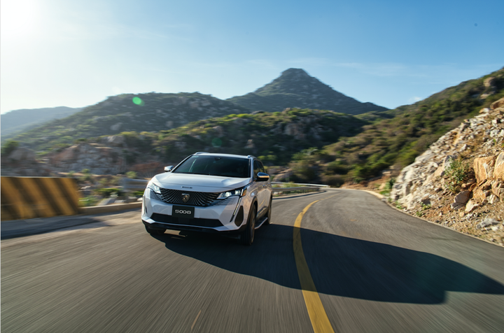 Peugeot 5008 trang bị công nghệ an toàn tiên tiến, vận hành mạnh mẽ.