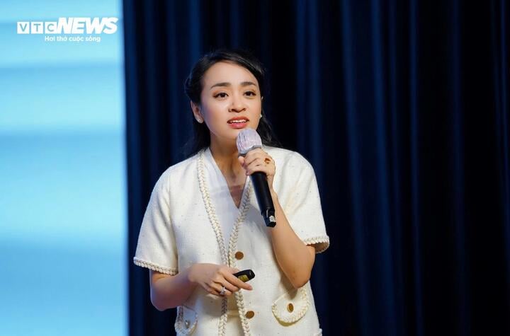 ThS.BS Trương Nhật Khuê Tường giải đáp thắc mắc cho sinh viên. (Ảnh: Lương Ý)