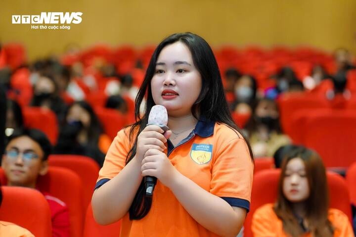 Sinh viên quan tâm, đặt nhiều câu hỏi về việc "ăn sạch, sống xanh". (Ảnh: Lương Ý)