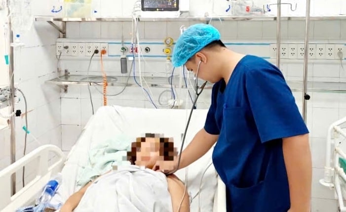 Bác sĩ kiểm tra sức khoẻ bệnh nhân tăng mỡ máu. (Ảnh: BVCC)