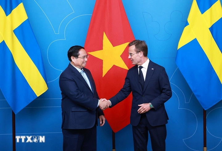 Thủ tướng Phạm Minh Chính và Thủ tướng Thụy Điển Ulf Kristerson. (Ảnh: TTXVN)