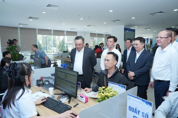 Chủ tịch UBND TP Hà Nội Trần Sỹ Thanh kiểm tra công tác giải quyết thủ tục hành chính tại Trung tâm Phục vụ hành chính công.