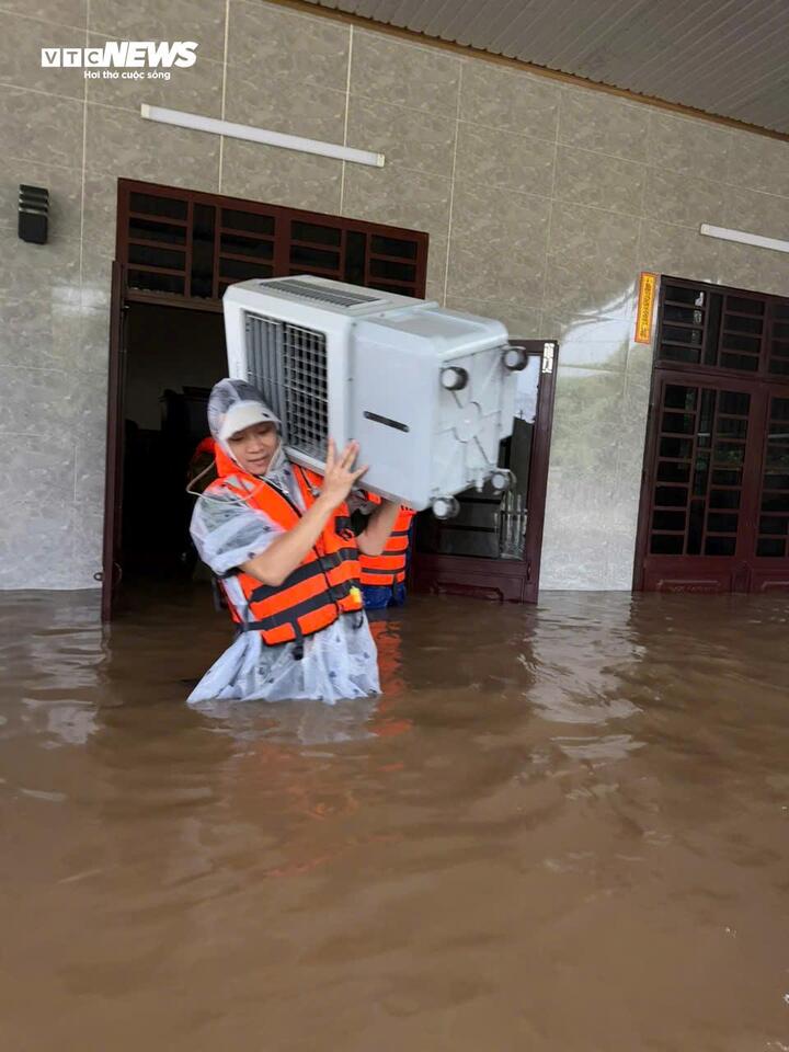 Lực lượng chức năng hỗ trợ di dời tài sản của người dân đến nơi an toàn.