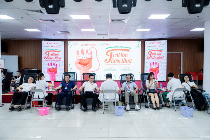 Bệnh viện Việt Đức tiếp nhận hơn 200.000 ml máu từ ‘trái tim Thiên Khôi’ - 1