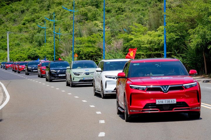 Với khát vọng Vì một Việt Nam Xanh và Hùng cường, VinFast không ngừng xây dựng hình ảnh thương hiệu quốc gia đầy cảm hứng, khơi dậy niềm tự hào dân tộc.