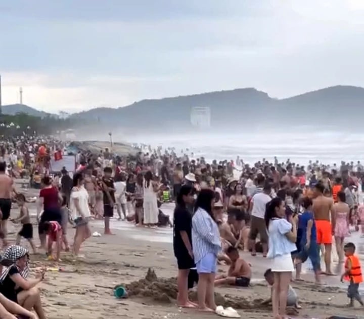 Nhiều người dân vẫn tắm trong lúc biển động, sóng to. (Ảnh: VOV)