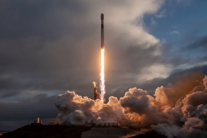 Falcon 9 đã phóng 72 vệ tinh Starlink trong năm 2025.
