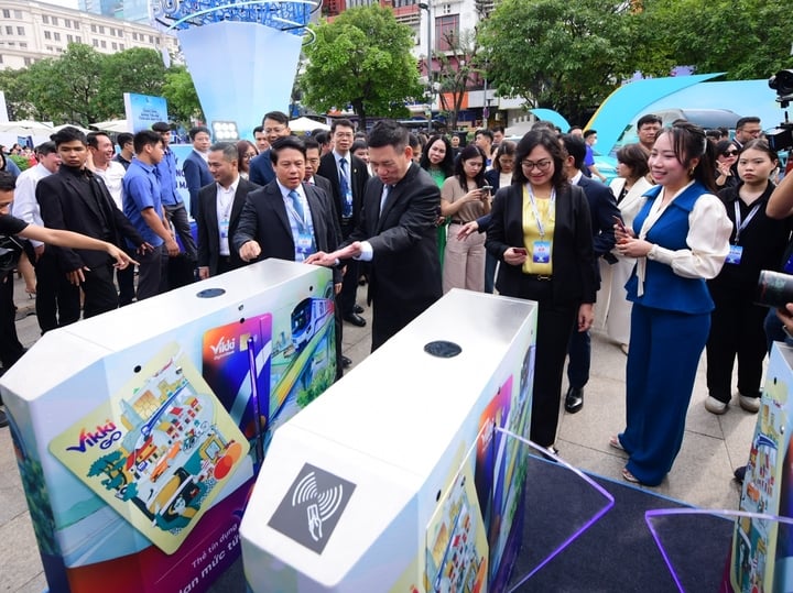 Leaders of the Government, the State Bank and Ho Chi Minh City visit booths at the