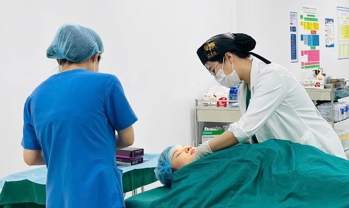 Filler giá rẻ tràn ngập mạng xã hội, bác sĩ cảnh báo "nóng"