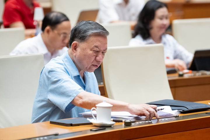 Các đại biểu biểu quyết thông qua luật sáng nay.