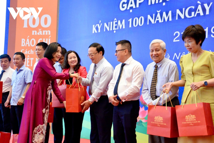 Phó Chủ tịch Quốc hội Nguyễn Thị Thanh trao quà chúc mừng lãnh đạo cơ quan báo chí, đại biểu nhân dự gặp mặt.