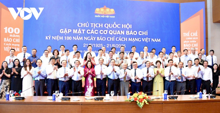 Chủ tịch Quốc hội Trần Thanh Mẫn, các Phó Chủ tịch Quốc hội chụp ảnh chung cùng các đại biểu.