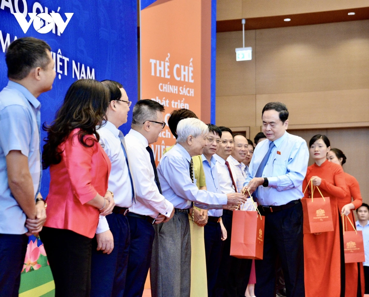 Chủ tịch Quốc hội Trần Thanh Mẫn tặng quà chúc mừng các nhà báo.