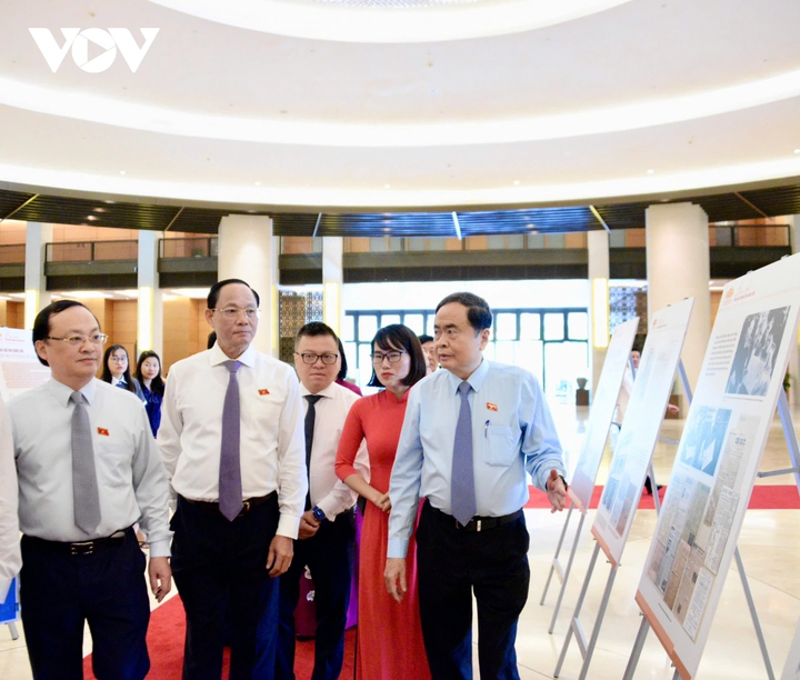 Lãnh đạo Quốc hội và các đại biểu tham quan triển lãm.