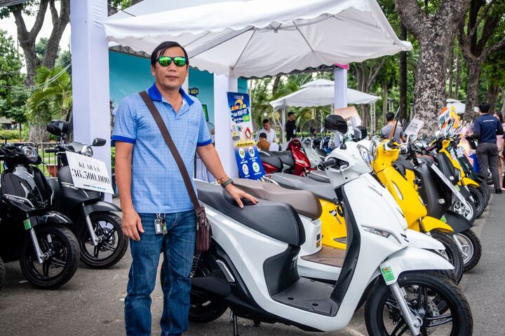 Anh Trương Văn Sơn, sống tại TP.HCM, muốn đổi sang xe máy VinFast để vừa tiết kiệm chi phí vừa bảo vệ môi trường.