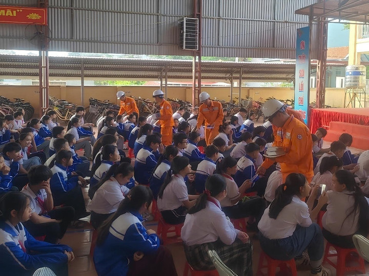 EVNNPC cảnh báo nguy cơ tai nạn điện giật do thả diều gần đường dây điện - 2