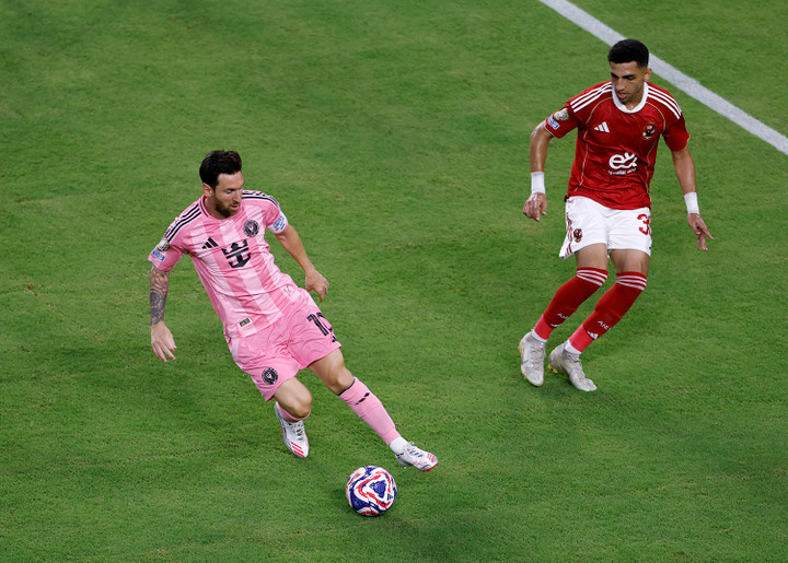 Dấu ấn của Messi là 1 cú sút phạt và 2 pha đá phạt góc. (Ảnh: Reuters)