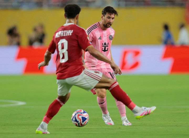 Messi hiếm khi xuất hiện gần vòng cấm đối thủ. (Ảnh: Reuters)