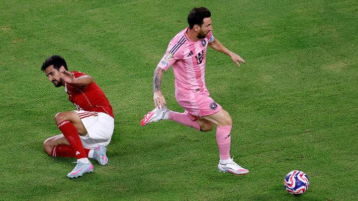 Messi không thể đi bóng qua nhiều cầu thủ như trước. (Ảnh: Reuters)